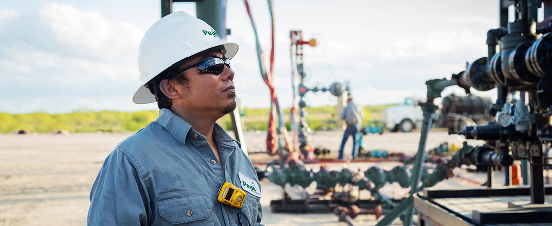 man overlooking a plug catcher on a flatbed